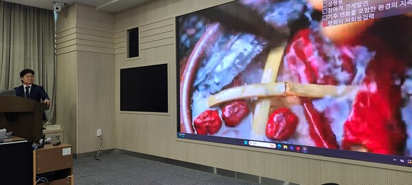 Professor Cho Sung-kyun, the lead researcher overseeing the preparation of the Taekwondo UNESCO Intangible Cultural Heritage inscription application, emphasizes the importance of visual materials for promoting Taekwondo and enhancing international understanding, presenting a video produced for Korea’s 2014 UNESCO inscription of traditional jang-making as a model. /Photo=courtesy of the Korea Taekwondo UNESCO Promotion Committee.