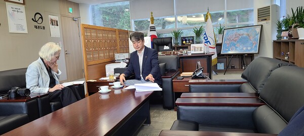 11일  무주 태권도진흥재단 김중헌 이사장은  집무실에서 독일 매체 TAEKWONDO ACUTEL 잡지사 발행인 겸 CEO (Sybille Maier)와 창립 20주년 기념 단독 인터뷰를 진행했다./사진=태권도진흥재단 제공