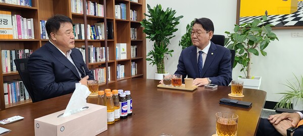19일 아시아태권도연맹 김상진 회장은 국회 문화체육관광위원회 김교흥 위원장을 예방, 연맹 현황 설명과 함께 각별한 관심과 지원을 정중히 요청했다/사진=아시아태권도연맹 제공
