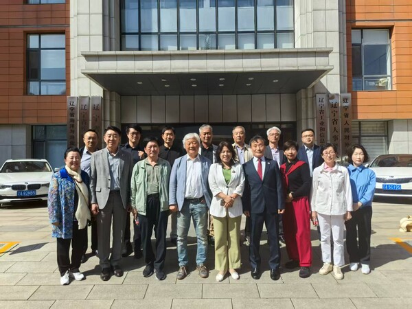 조광휘 대표(첫줄 왼쪽에서 두번째)한중미술협회 차홍규 회장(왼쪽에서 네번째),지아구이펀 요령성 인민대외우호협회 상임 부회장(왼쪽에서 다섯번째), 한중지역경제협회 이상기 회장(여섯번째)이 2026년 교류ㆍ협력 계획 협의를 마치고 요령성 인민대외우호협회 본부 앞에서 방문 대표단 기념촬영/사진=한중지역경제협회 제공