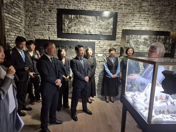 한중미술협회 차홍규 회장이 전시회 개막식 행사 후 전시관에서 중국 심양시 부시장과 한국측 귀빈으로 초대된 더불어민주당 박정 국회의원과 심양 총영사관 관계자들에게 작품 소개를 하고 있다./사진=한중미술협회 제공