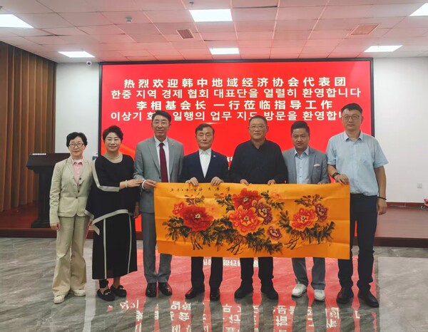 린이시 국제여행그룹은 한중지역경제협회 방중대표단(이상기 한중지역경제협회 회장, 조광휘 인천공항발전특위 위원장,함운희 글로벌 관광협의회 회장)측에 富를 상징하는 유명 중국 작가 목단화를 선물했다./사진=한중지역경제협회 제공