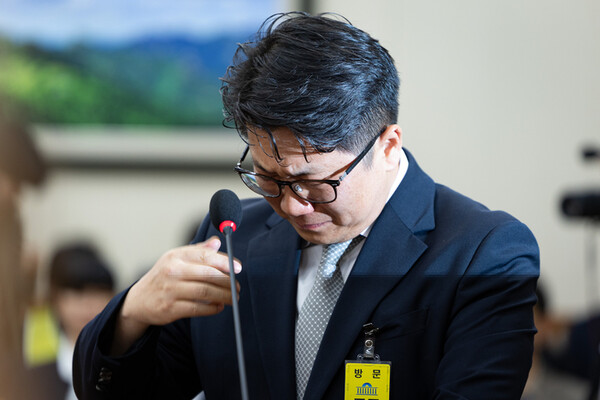 문지석 부장검사가 국회에서 열린 기후에너지환경노동위원회 고용노동부 등에 대한 국정감사에 쿠팡CFS 퇴직금 미지급 검찰 수사 관련 참고인으로 출석해 의원들의 질의에 답변하던 중 눈물을 보이고 있다.