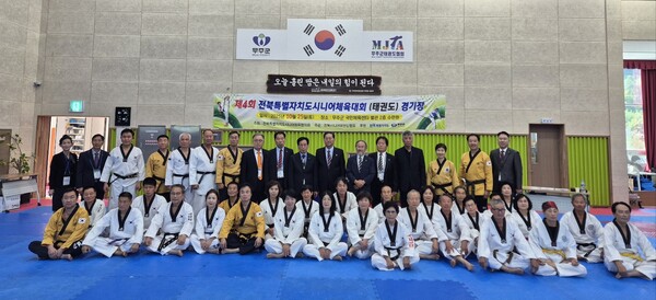 전북특별자치도  경락품세 시범단이 태권도 시니어대회 전 경락품세 시범 후 합동으로 기념사진을 촬영하고 있다./사진 전북특별자치도 시니어태권도협회 제공