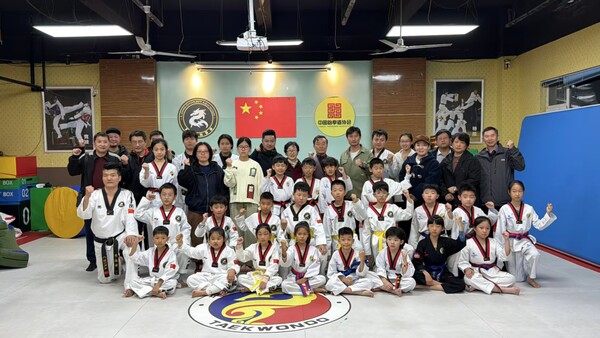 세계어린이태권도연맹 이상기 총재는 중국 청도태권도협회 안내로  청도소재 용의혼 태권도장을 참관하고 어린이태권도 시범단과 기념 촬영을 하였다/사진=세계어린이태권도연맹 제공.