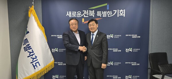 North Jeolla Province Governor Kim Kwan-young (right) and Asia Taekwondo Union Chairman Kim Sang-jin/Photo by ATU.