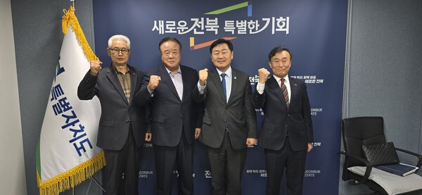(From left) Asian Taekwondo Union Advisory Committee Chairman Lee Go-beom, Asian Taekwondo Union Chairman Kim Sing-jin, North Jeolla Province Governor Kim Kwan-young and Asia Taekwondo Union Special Adviser Rhee Sang-gi pose for a photo/ Photo = Courtesy of Asian Taekwondo Union.