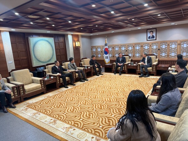 아시아태권도연맹 김상진 회장 일행이 주중 한국대사관으로 노재헌대사를 예방하여 대담 장면/사진 주중대한민국대사관 제공